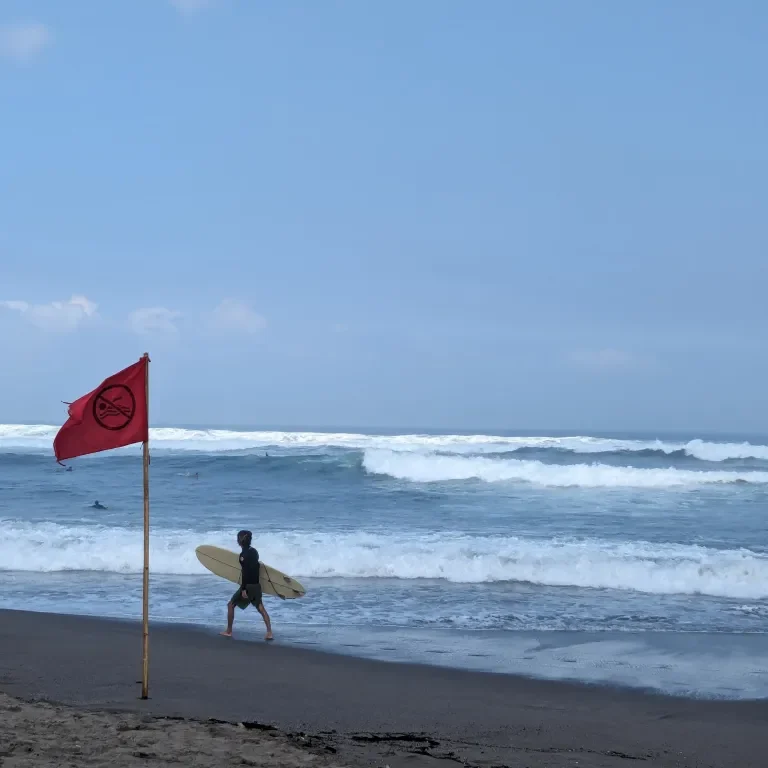Surfer in Canggu am Strand bei roter Flagge