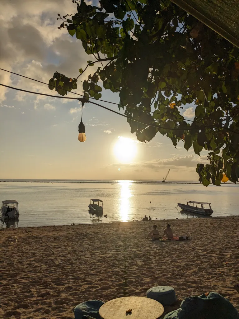Schöner Sonnenuntergang am Strand von Jungutbatu, Lembongan