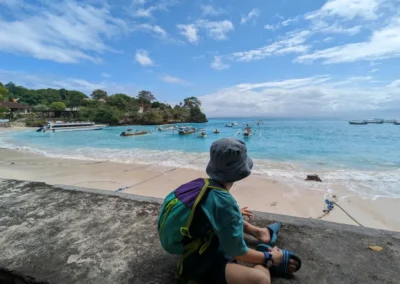 Kind, das Fähren von Sanur nach Lembongan beobachtet