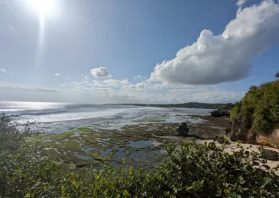 Ausblick Ceningan Richtung Lembongan mit Farmen