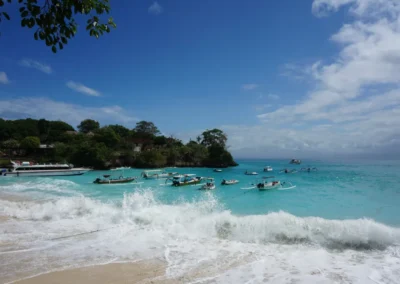Am Strand von Mushroom Bay brechende Wellen auf Nusa Lembongan