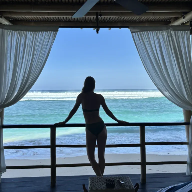 Ausblick auf traumhaften Strand in Uluwatu, Bali