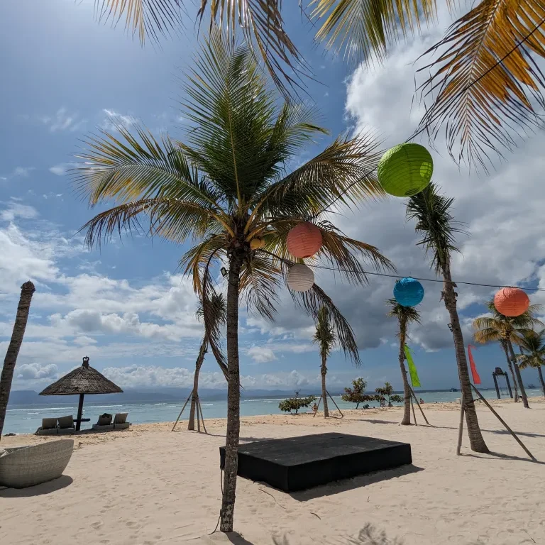 Weißer Sandstrand im Norden von Lembongan