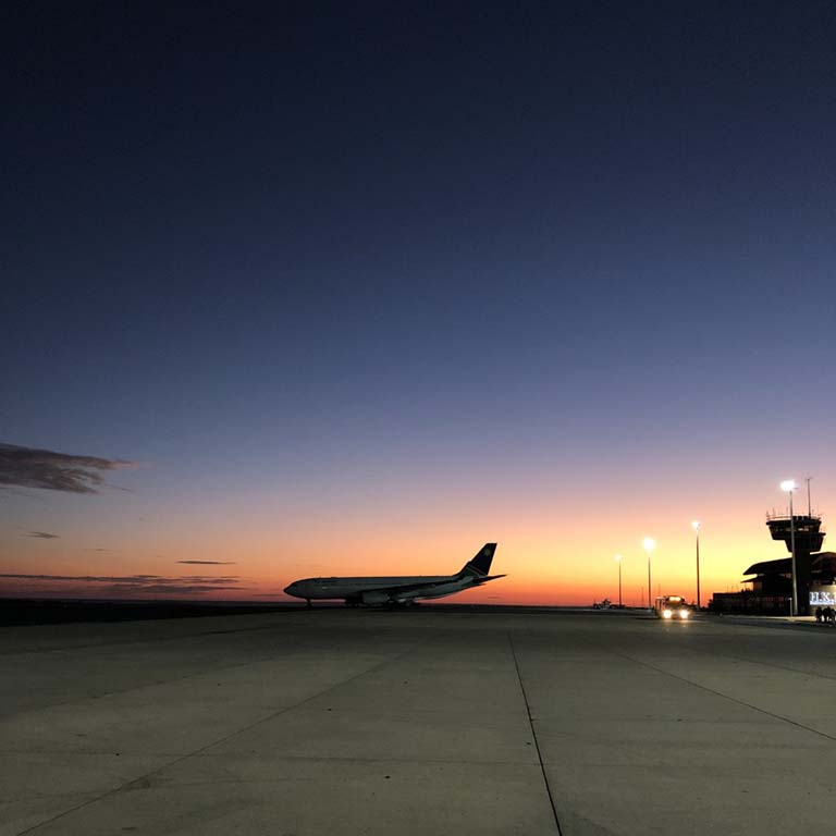 Ankunft in Windhuk bei Sonnenaufgang Ankunft in Windhuk bei Sonnenaufgang