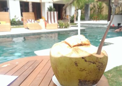 Verliebt in frische Kokosnüsse