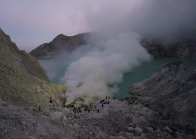 Schwefel und Blue Fire am Mt. Ijen auf Java