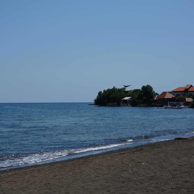 Strand Lovina auf Bali beim Inselhopping