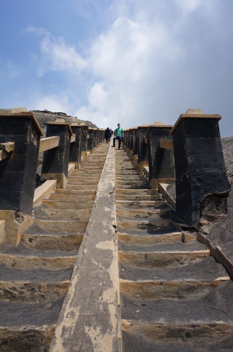Treppe zum Kraterrand Bromo Vulkan