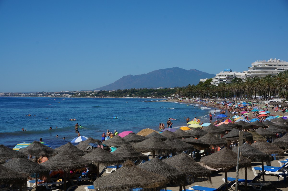 voller Strand in Marbella